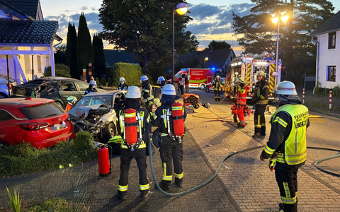 FW Bad Honnef: Schwerer Verkehrsunfall mit zwei Verletzten - PKW kollidiert mit geparkten Fahrzeugen und Carport - Foto: presseportal.de FW Bad Honnef: Schwerer Verkehrsunfall mit zwei Verletzten - PKW kollidiert mit geparkten Fahrzeugen und Carport - Foto: presseportal.de
