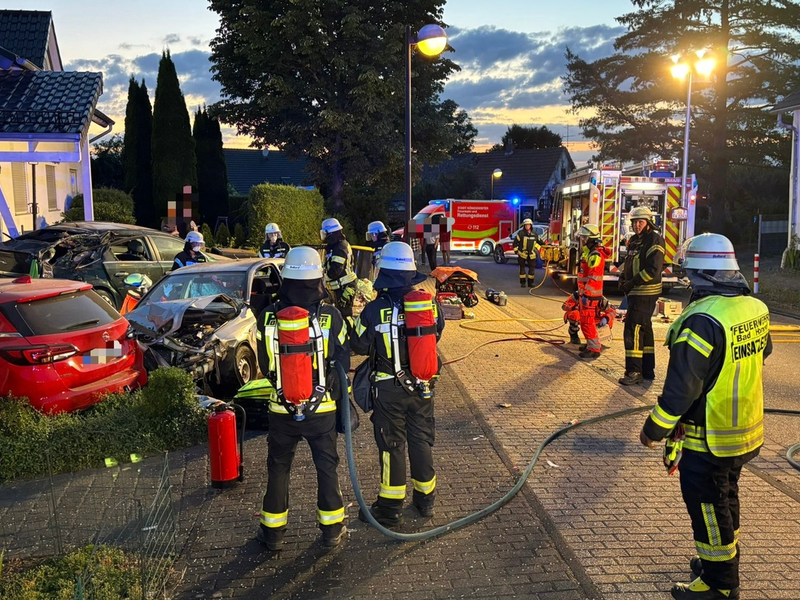 FW Bad Honnef: Schwerer Verkehrsunfall mit zwei Verletzten - PKW kollidiert mit geparkten Fahrzeugen und Carport - Foto: presseportal.de