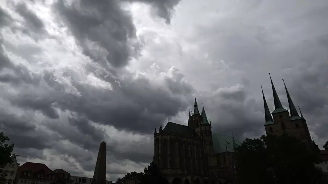 Blick auf den Erfurter Domplatz. Nach einem Montag mit starken Unwettern bleibt es am Dienstag wolkig, dafür wird es etwas milder. - Bild: Martin Schutt/dpa