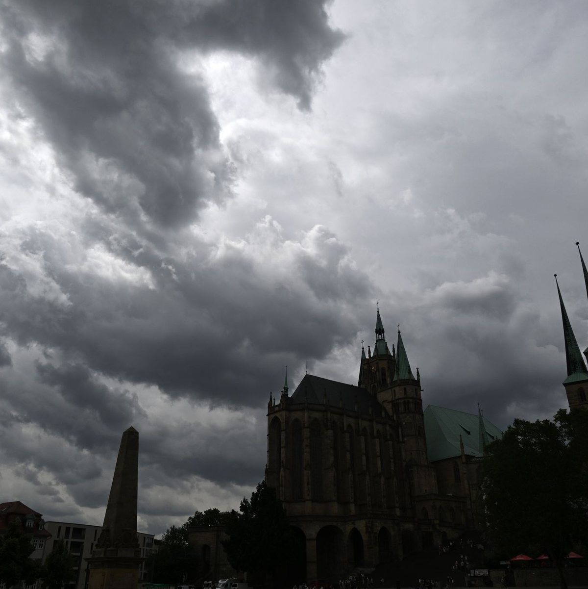 Blick auf den Erfurter Domplatz. Nach einem Montag mit starken Unwettern bleibt es am Dienstag wolkig, dafür wird es etwas milder. - Foto: Martin Schutt/dpa