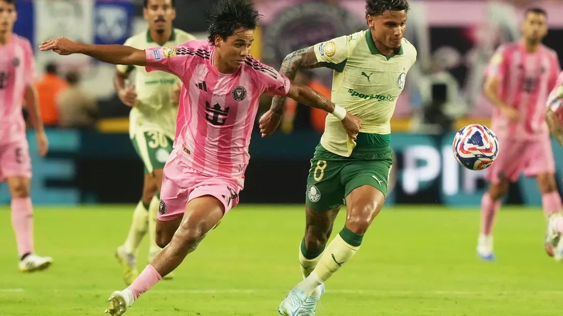 Inter Miami steht nach einem 2:2 gegen Palmeiras im Achtelfinale der Club-WM. - Bild: Marta Lavandier/AP/dpa