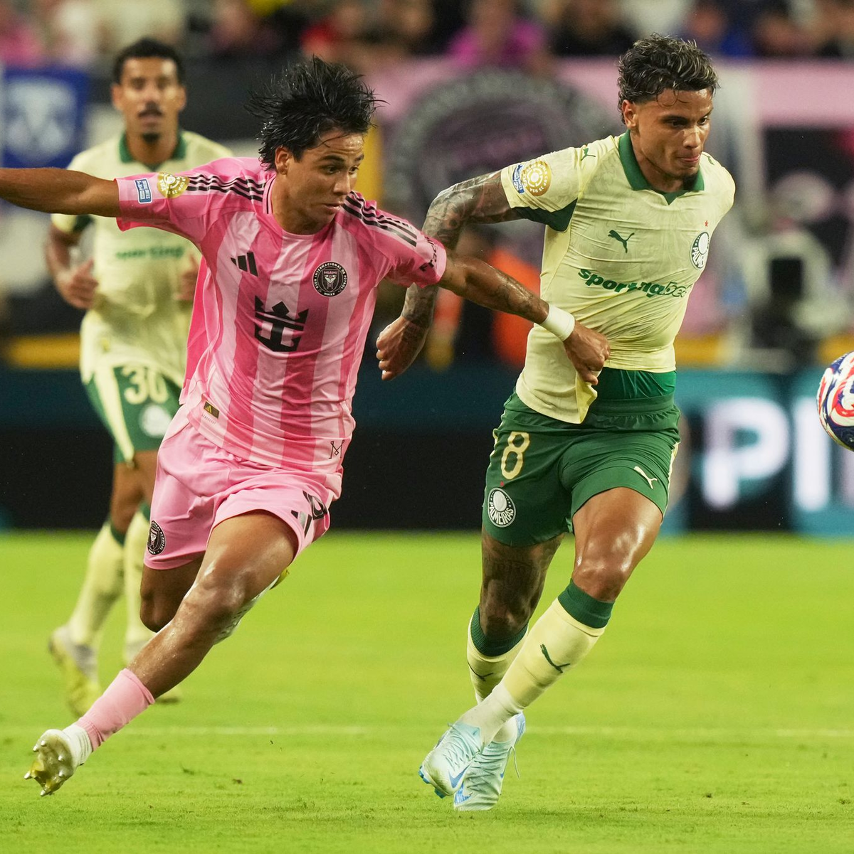 Inter Miami steht nach einem 2:2 gegen Palmeiras im Achtelfinale der Club-WM. - Foto: Marta Lavandier/AP/dpa