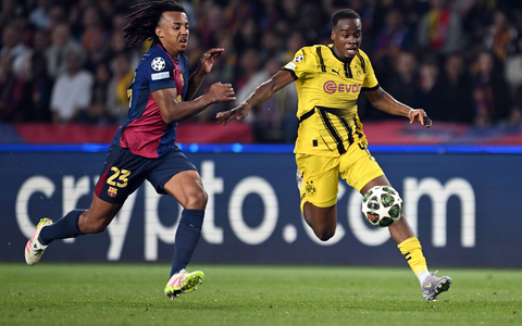 Jamie Gittens (r) ist derzeit ein begehrtes Spekulationsobjekt auf dem Transfermarkt.  - Foto: Federico Gambarini/dpa