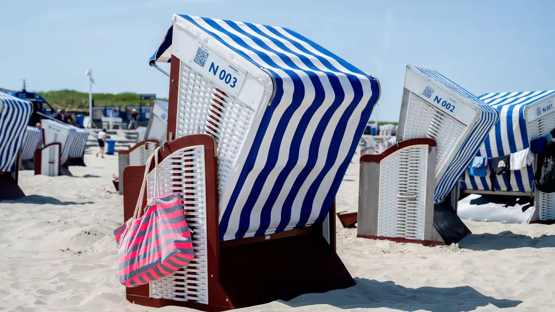 Für viele Menschen unbezahlbar: Eine Woche verreisen in den Sommerferien (Symbolbild) - Bild: Hauke-Christian Dittrich/dpa