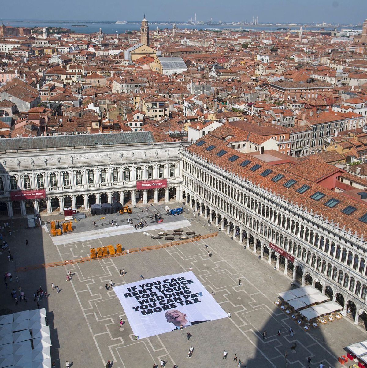Das Transparent zeigt ein Foto des Amazon-Gründers, auf dem steht: «If you can rent Venice for your wedding you can pay more tax». - Foto: Greenpeace/Greenpeace/AP/dpa