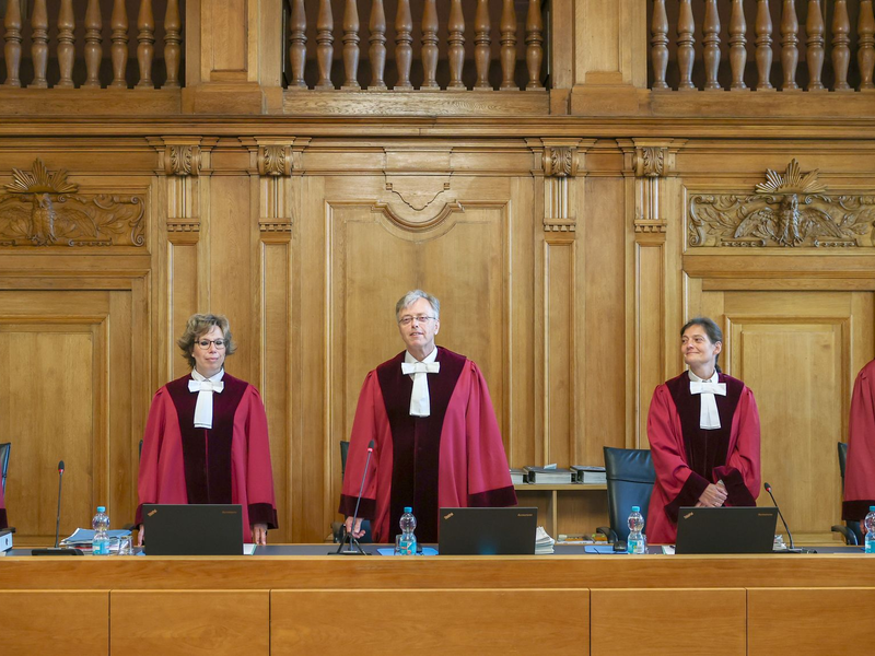 Der 6. Senat mit dem Vorsitzenden Richter Ingo Kraft (M) bei der Verhandlung des Bundesverwaltungsgerichts. (Archivbild)  - Foto: Jan Woitas/dpa