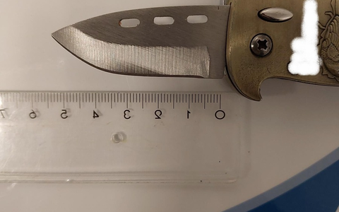 BPOL-HH: Festnahme einer Frau mit Betäubungsmitteln und Springmesser - Lebensgefährtin zahlt 645 Euro Geldstrafe und bewahrt per Haftbefehl gesuchte Frau vor Verbüßung einer Freiheitsstrafe von 129 Tagen - Foto: presseportal.de