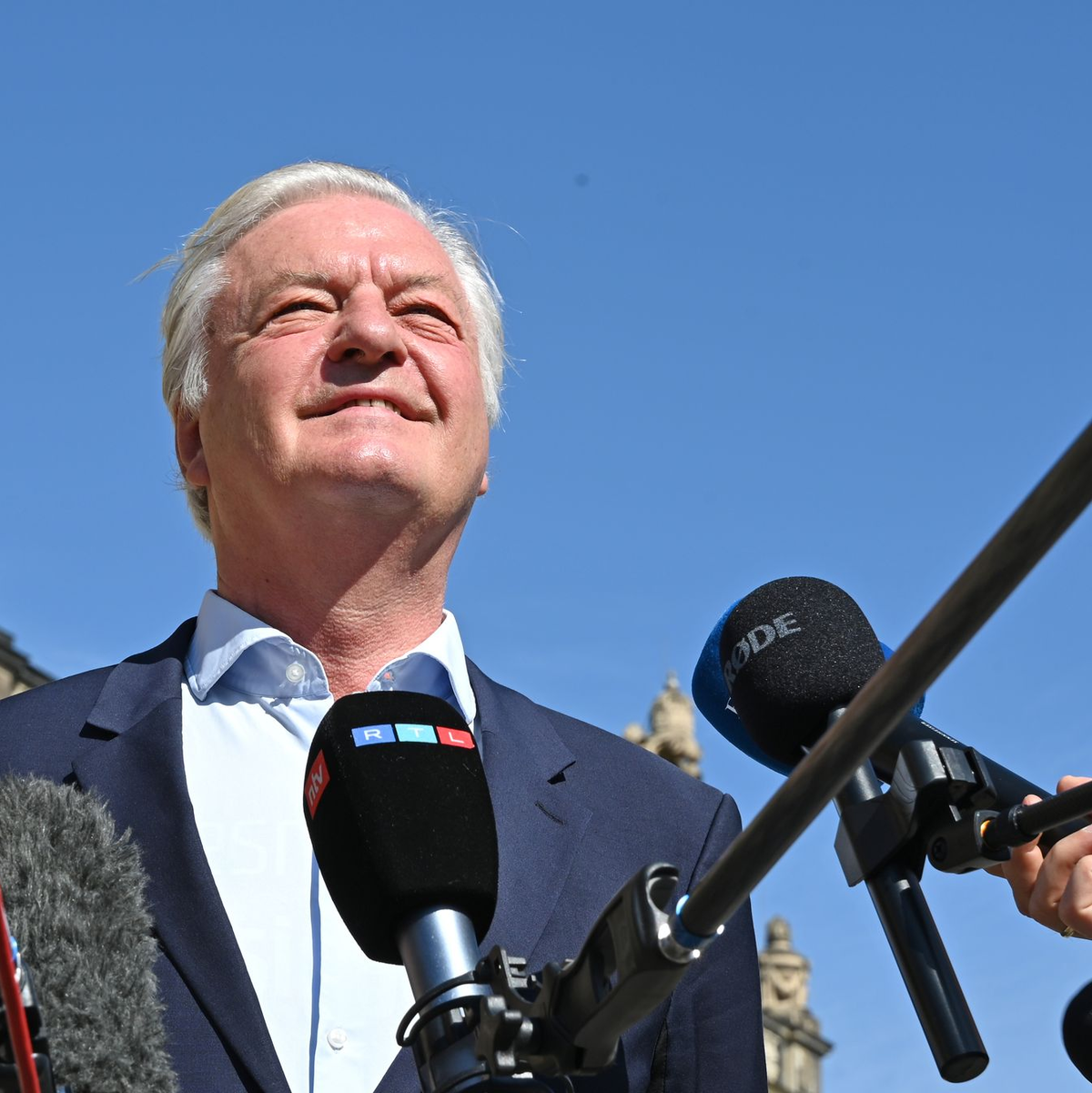 Compact-Chefredakteur Jürgen Elsässer spricht vor Medienvertretern.  - Foto: Elisa Schu/dpa