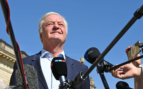 Der Chefredakteur des «Compact»-Magazins feiert die Gerichtsentscheidung. - Foto: Elisa Schu/dpa