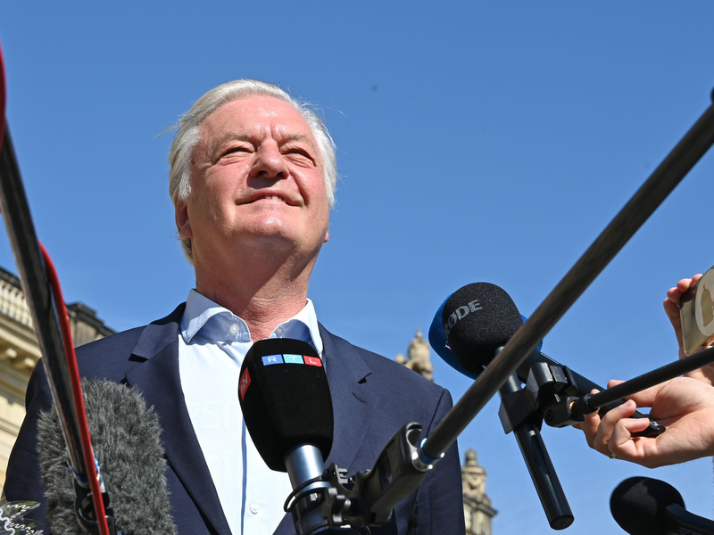 Der Chefredakteur des «Compact»-Magazins feiert die Gerichtsentscheidung. - Foto: Elisa Schu/dpa