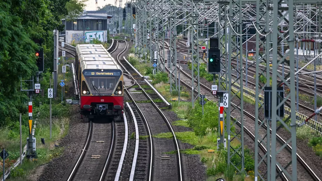 Erst am Montagabend fuhren wieder erste S-Bahnen.  - Bild: Jens Kalaene/dpa