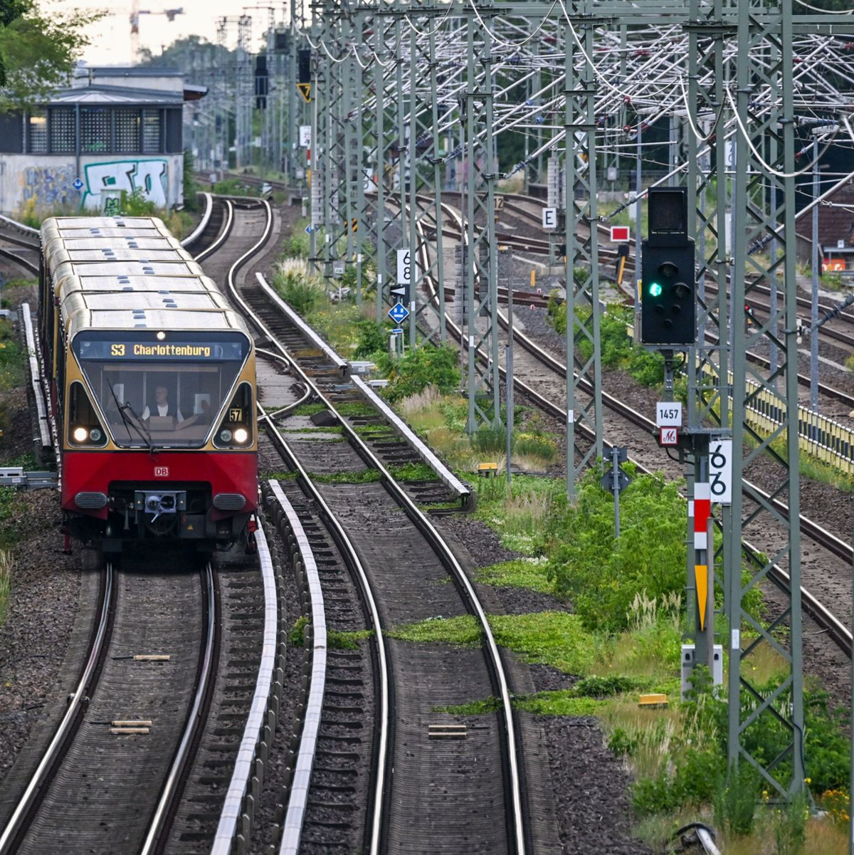 Erst am Montagabend fuhren wieder erste S-Bahnen.  - Foto: Jens Kalaene/dpa