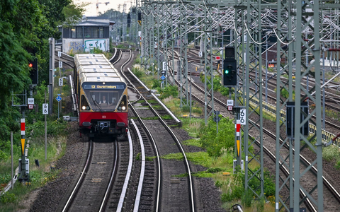 Erst am Montagabend fuhren wieder erste S-Bahnen.  - Foto: Jens Kalaene/dpa