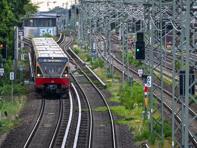 Erst am Montagabend fuhren wieder erste S-Bahnen.  - Foto: Jens Kalaene/dpa