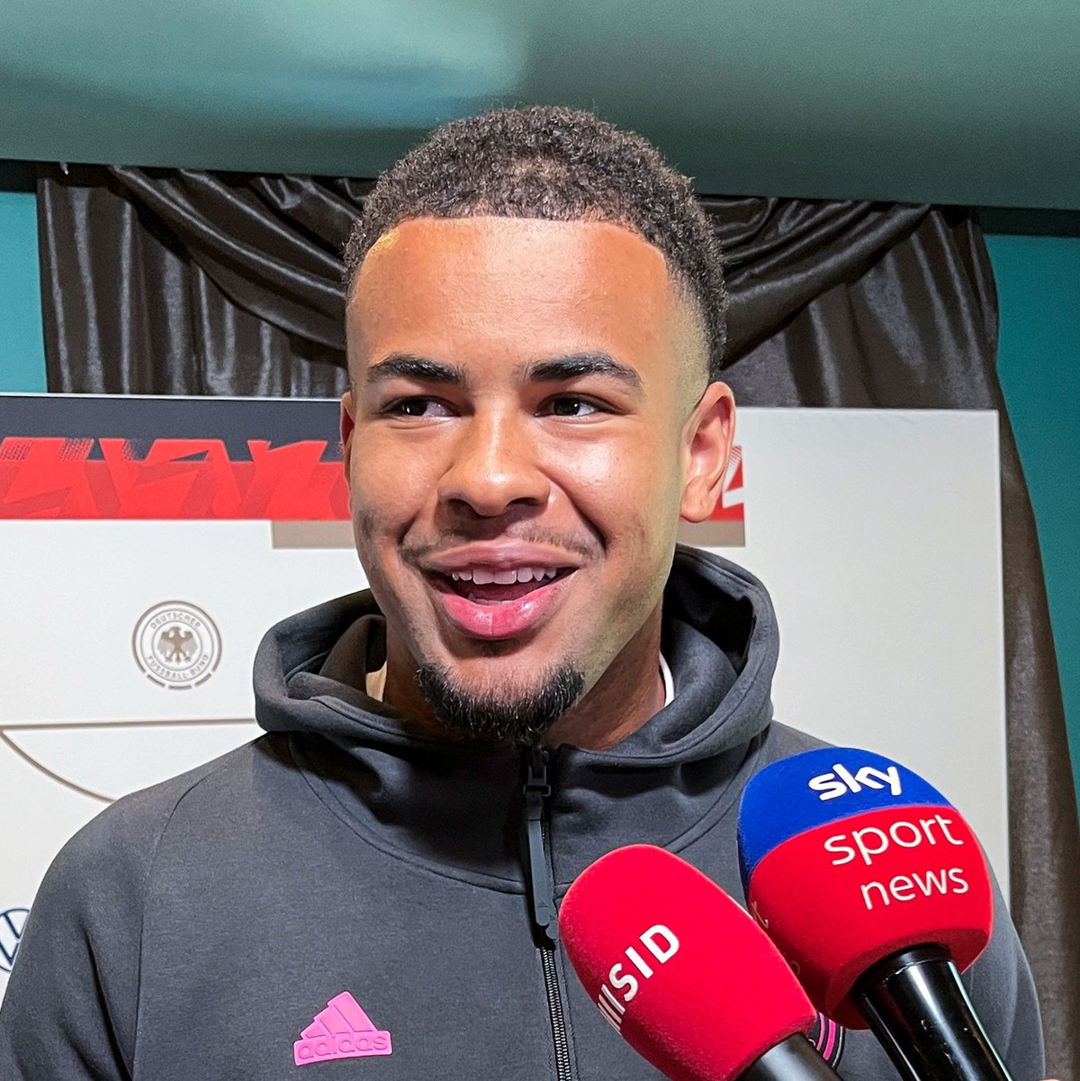 Persönliche Auszeichnungen - und dann noch der EM-Titel? Nick Woltemade (l) kann zum Mehrfachsieger werden. - Foto: Christian Kunz/dpa