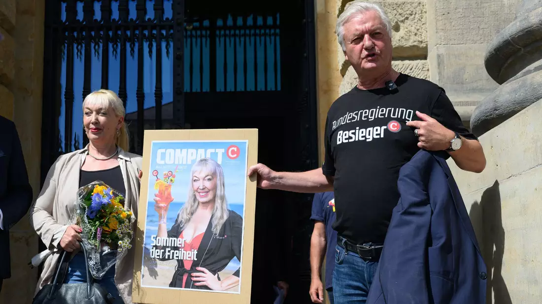 Der Chefredakteur des «Compact»-Magazins nach dem Urteil - Bild: Hendrik Schmidt/dpa