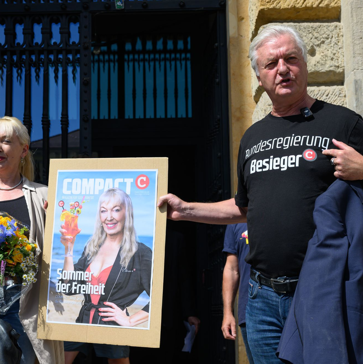 Der Chefredakteur des «Compact»-Magazins nach dem Urteil - Foto: Hendrik Schmidt/dpa