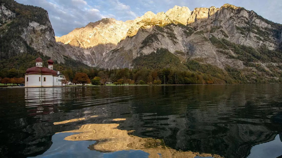 Die Kapelle St. Bartholomä am Königssee vor dem Watzmann. (Archivbild) - Bild: Lino Mirgeler/dpa