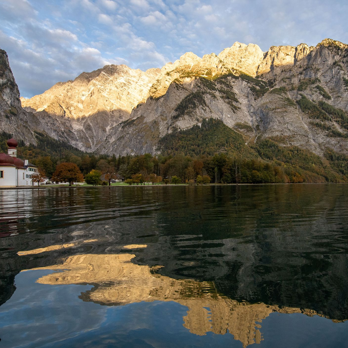 Die Kapelle St. Bartholomä am Königssee vor dem Watzmann. (Archivbild) - Foto: Lino Mirgeler/dpa
