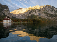 Die Kapelle St. Bartholomä am Königssee vor dem Watzmann. (Archivbild) - Foto: Lino Mirgeler/dpa