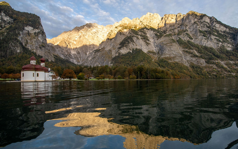 Die Kapelle St. Bartholomä am Königssee vor dem Watzmann. (Archivbild) - Foto: Lino Mirgeler/dpa