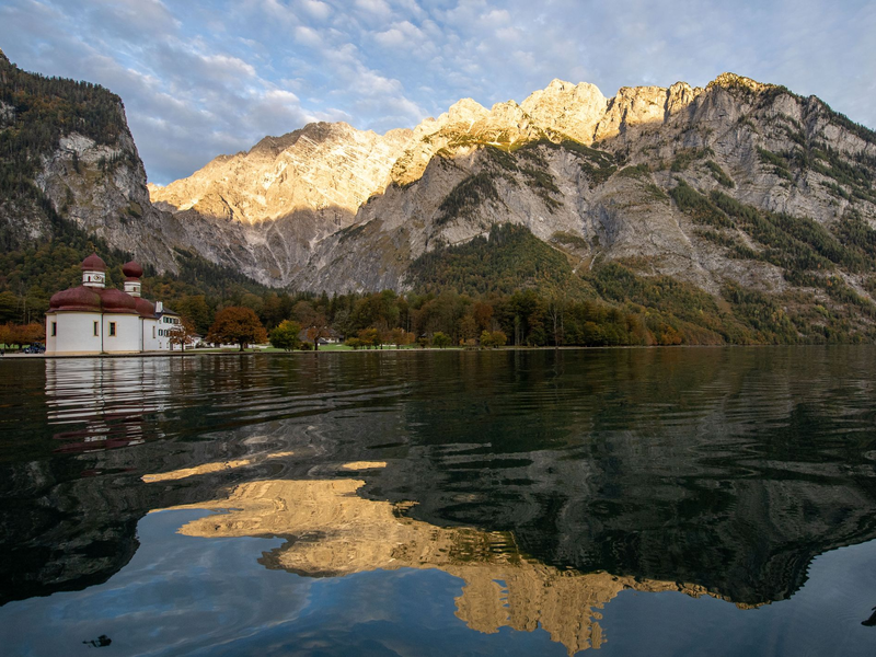 Die Kapelle St. Bartholomä am Königssee vor dem Watzmann. (Archivbild) - Foto: Lino Mirgeler/dpa