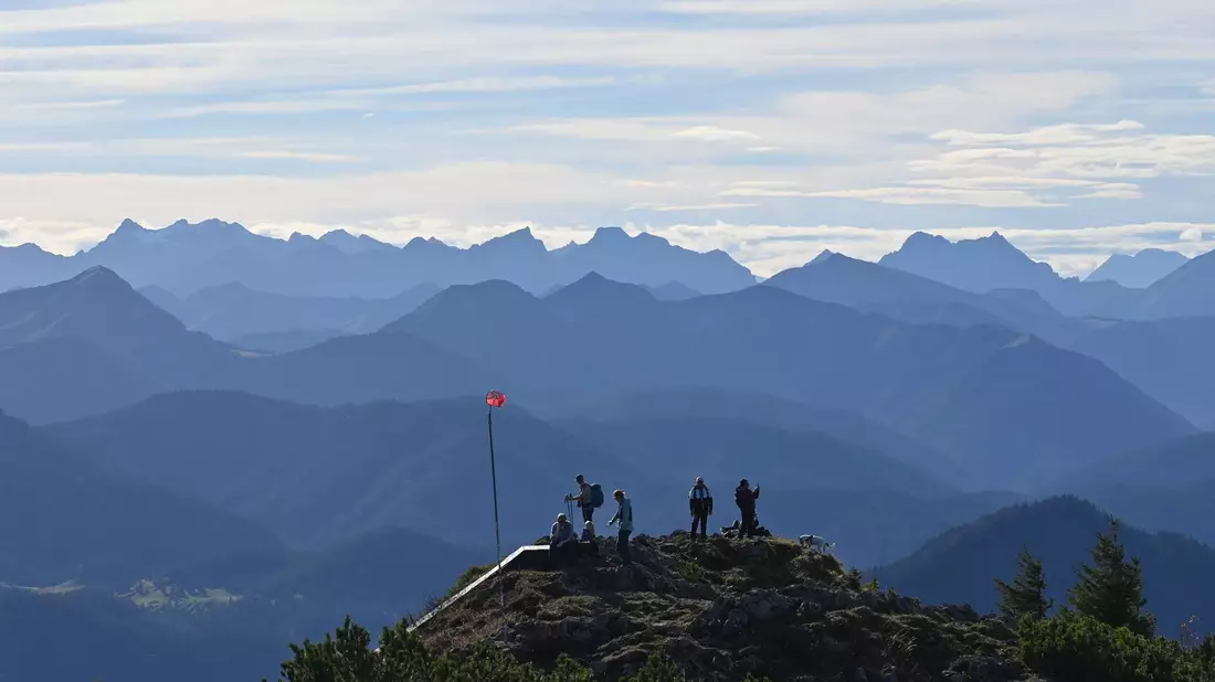 Schlechte Karten für Wanderer: Der Vandalismus in Schutzhütten nimmt zu, teilt der Deutsche Alpenverein (DAV) mit.  - Bild: Katrin Requadt/dpa