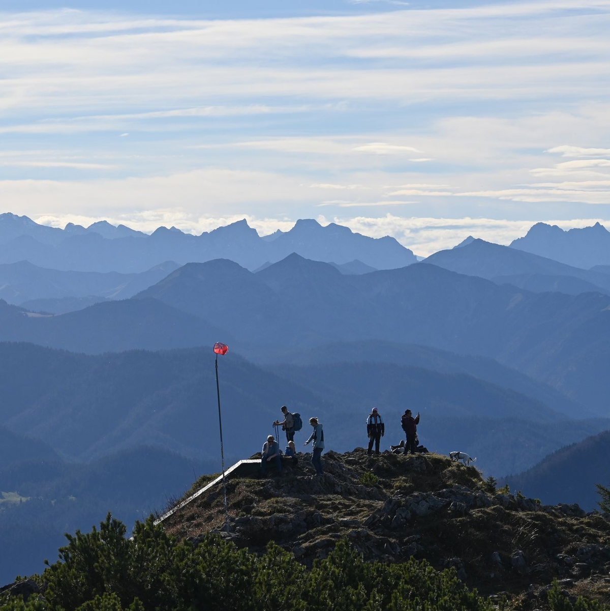 Schlechte Karten für Wanderer: Der Vandalismus in Schutzhütten nimmt zu, teilt der Deutsche Alpenverein (DAV) mit.  - Foto: Katrin Requadt/dpa