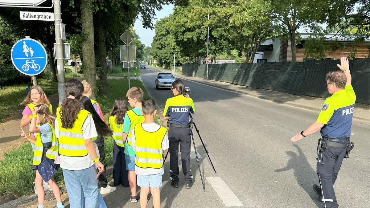 POL-VIE: Grefrath-Oedt: 'Danke' oder 'Denke' - Schülerinnen und Schüler mit klarer Botschaft an Autofahrer - Foto: presseportal.de