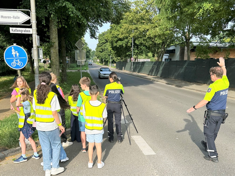 POL-VIE: Grefrath-Oedt: 'Danke' oder 'Denke' - Schülerinnen und Schüler mit klarer Botschaft an Autofahrer - Foto: presseportal.de