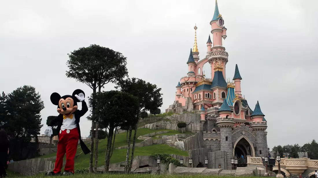 In einem rätselhaften Fall um eine wohl vorgetäuschte Kinderhochzeit im Disneyland Paris ermittelt die französische Justiz. (Archivbild) - Bild: Francois Mori/AP/dpa