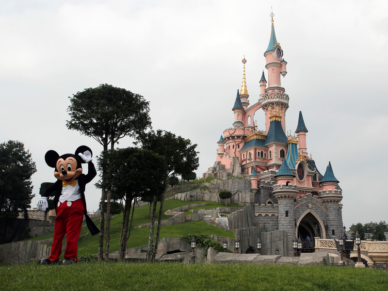 In einem rätselhaften Fall um eine wohl vorgetäuschte Kinderhochzeit im Disneyland Paris ermittelt die französische Justiz. (Archivbild) - Foto: Francois Mori/AP/dpa