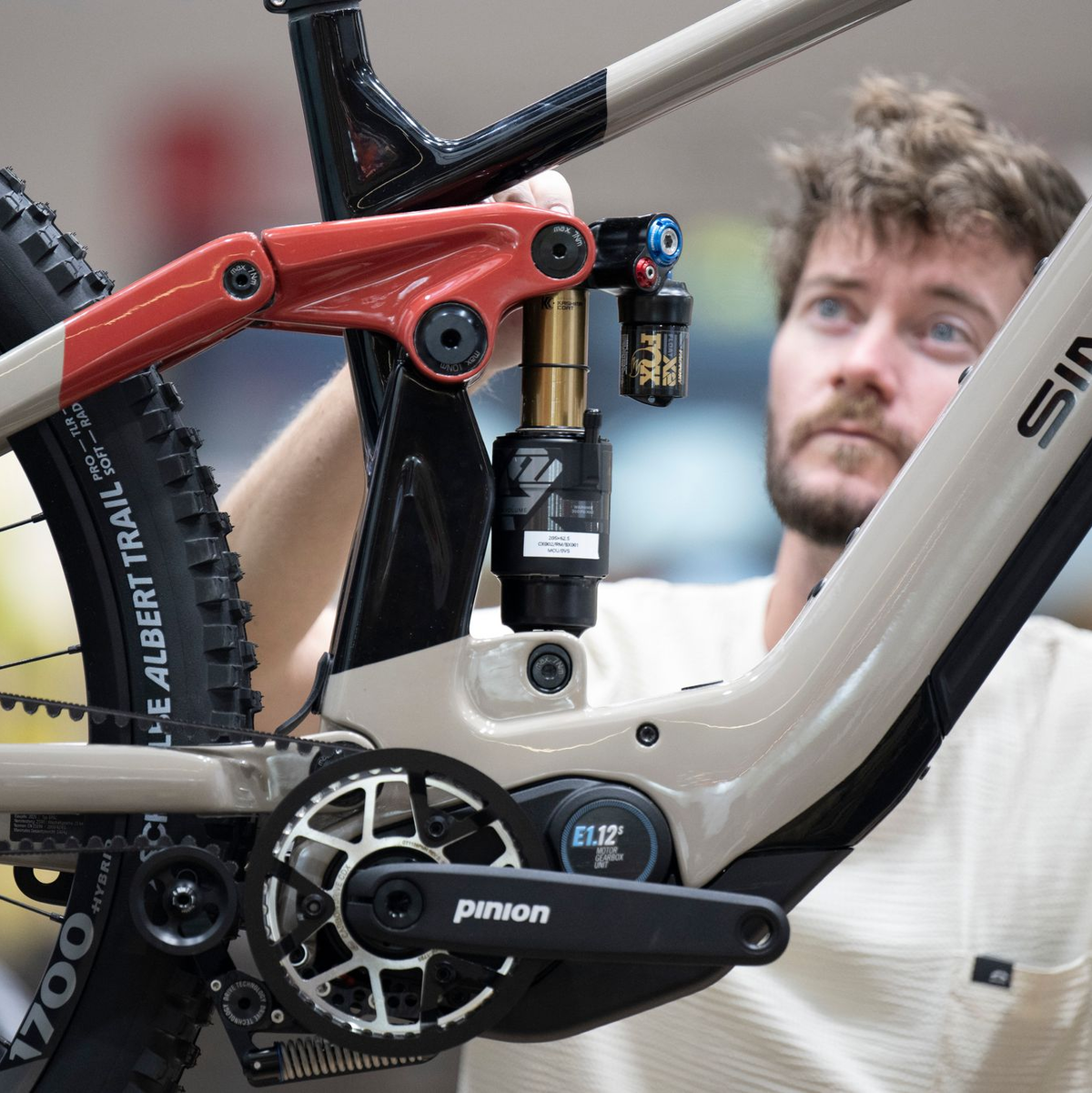 Räder über Räder bei der Messe Eurobike.  - Foto: Boris Roessler/dpa