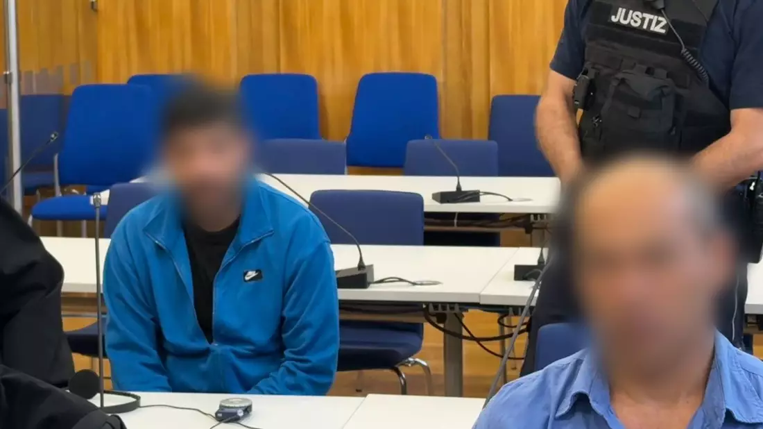 Einer der beiden angeklagten Lastwagenfahrer schiebt dem Kollegen die Schuld zu, einen dritten Fernfahrer totgetreten zu haben. - Bild: Martin Oversohl/dpa
