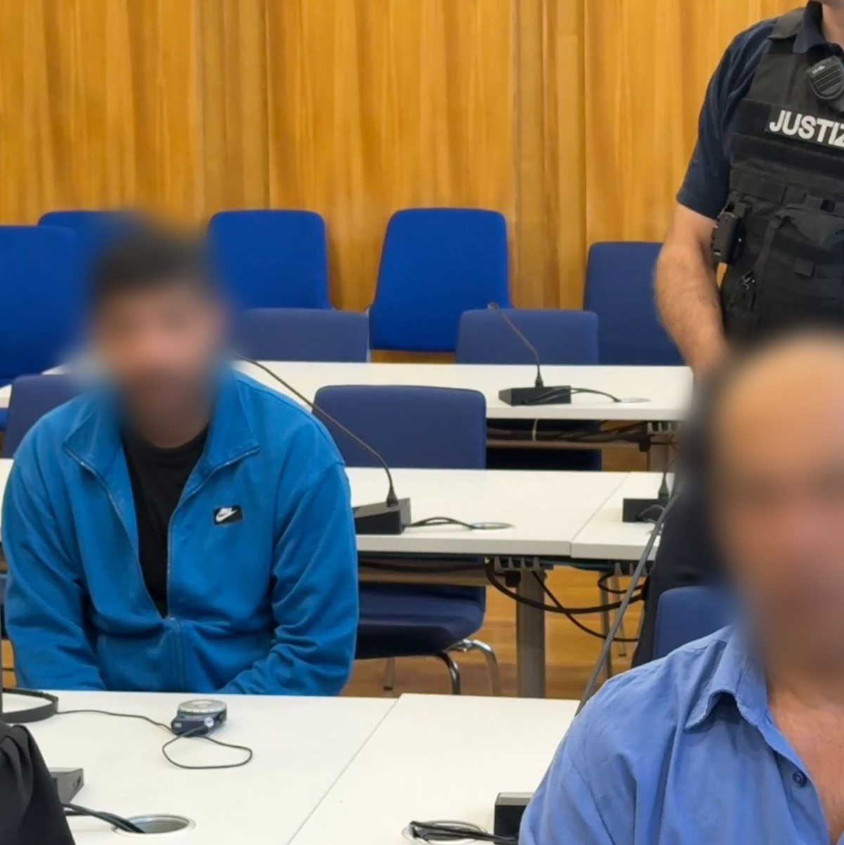Einer der beiden angeklagten Lastwagenfahrer schiebt dem Kollegen die Schuld zu, einen dritten Fernfahrer totgetreten zu haben. - Foto: Martin Oversohl/dpa