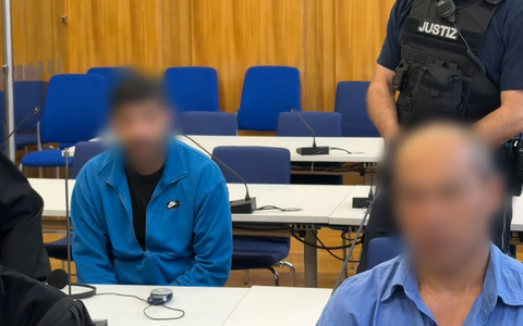 Einer der beiden angeklagten Lastwagenfahrer schiebt dem Kollegen die Schuld zu, einen dritten Fernfahrer totgetreten zu haben. - Foto: Martin Oversohl/dpa