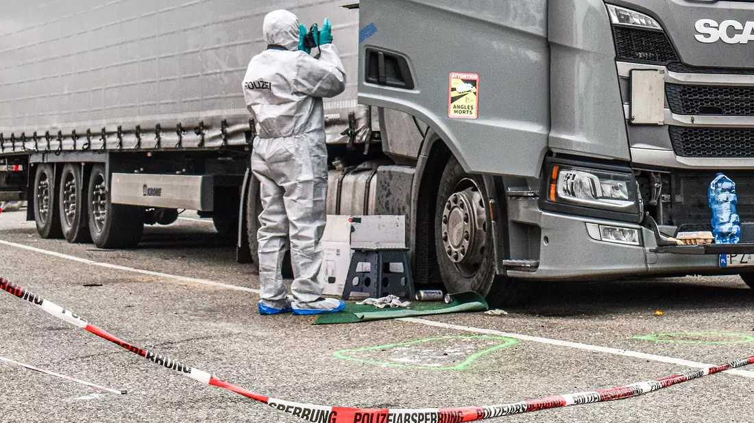 Zwei Trucker sind wegen gemeinschaftlichen Totschlags vor dem Landgericht Heilbronn angeklagt.(Archivbild)  - Bild: Fabian Koss/dpa