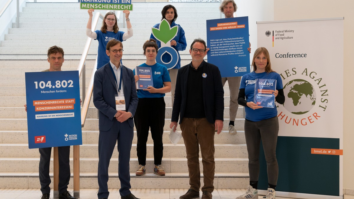 Petitionsübergabe: Über 100.000 Menschen fordern: Menschenrechte vor Konzerninteressen! - Foto: presseportal.de