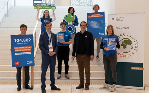 Petitionsübergabe: Über 100.000 Menschen fordern: Menschenrechte vor Konzerninteressen! - Foto: presseportal.de Petitionsübergabe: Über 100.000 Menschen fordern: Menschenrechte vor Konzerninteressen! - Foto: presseportal.de