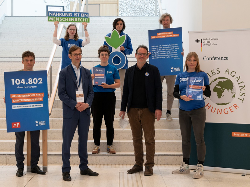 Petitionsübergabe: Über 100.000 Menschen fordern: Menschenrechte vor Konzerninteressen! - Foto: presseportal.de