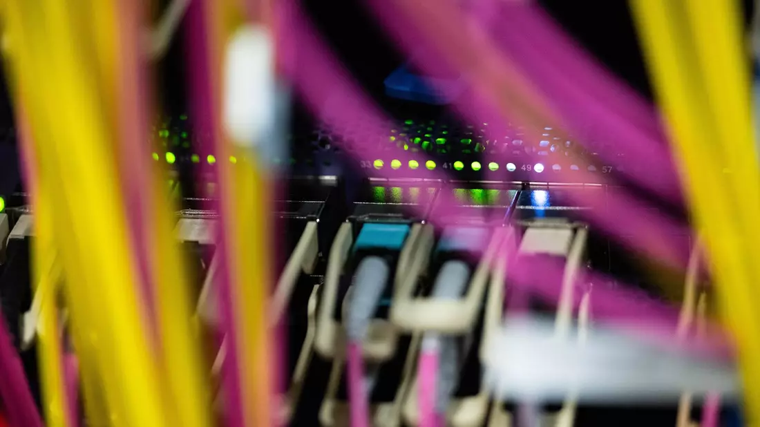 Blick aus einem Rechenzentrum - die Datenmassen steigen rasant im Internetzeitalter. (Symbolbild) - Bild: Marijan Murat/dpa