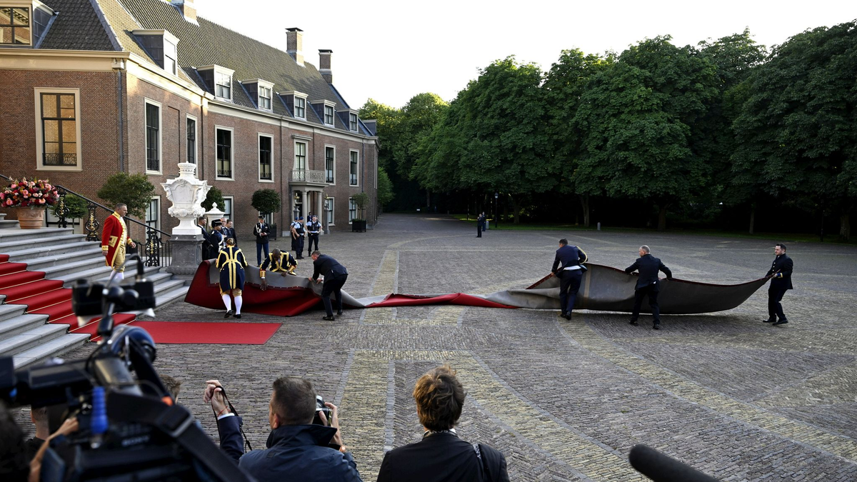 Völlig verdreht: Der rote Teppich wurde vom Winde verweht. - Foto: Emmi Korhonen/Lehtikuva/dpa