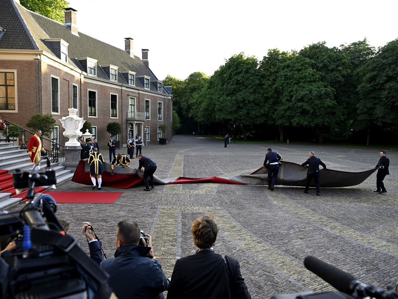 Völlig verdreht: Der rote Teppich wurde vom Winde verweht. - Foto: Emmi Korhonen/Lehtikuva/dpa