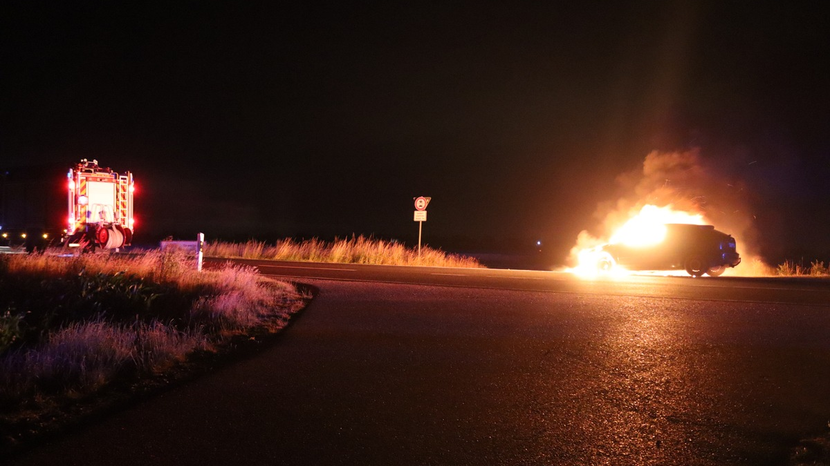 FW Gangelt: Pkw-Brand auf der Kreisstraße 3 - Foto: presseportal.de