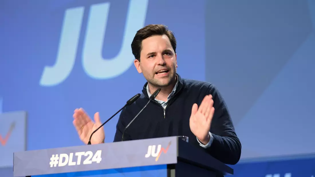 JU-Chef Johannes Winkel kritisiert die Haushaltspläne von Schwarz-Rot. (Archivfoto) - Bild: Sebastian Willnow/dpa