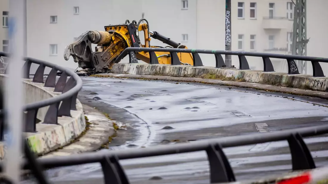 Ein bekanntes Beispiel: Die strapazierte Ringbahnbrücke auf der A100 war nicht mehr zu retten. (Archivbild) - Bild: Christoph Soeder/dpa