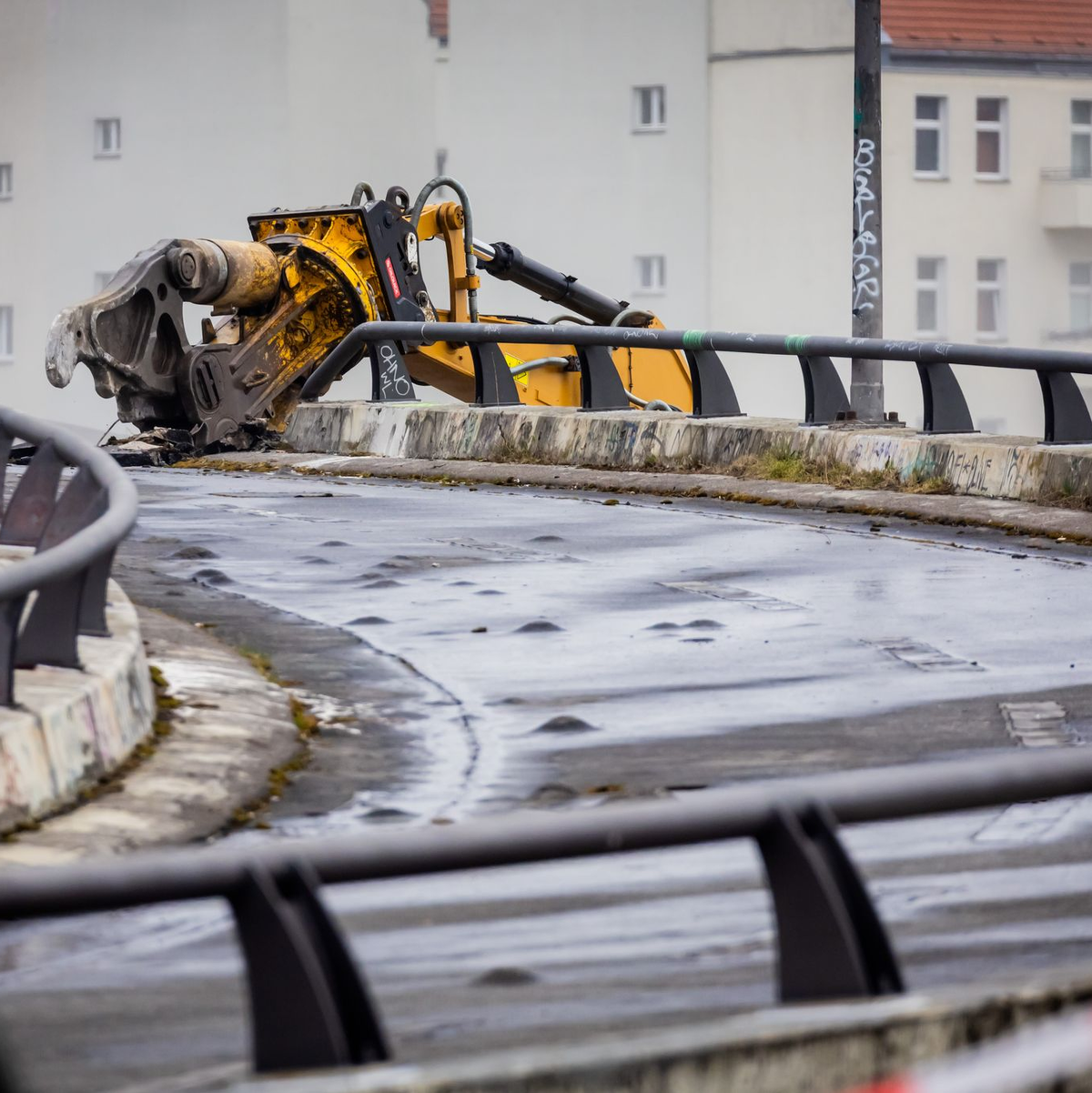 Ein bekanntes Beispiel: Die strapazierte Ringbahnbrücke auf der A100 war nicht mehr zu retten. (Archivbild) - Foto: Christoph Soeder/dpa