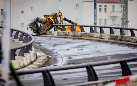 Ein bekanntes Beispiel: Die strapazierte Ringbahnbrücke auf der A100 war nicht mehr zu retten. (Archivbild) - Foto: Christoph Soeder/dpa