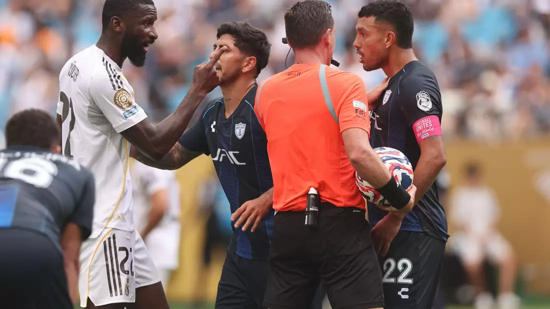 In der Schlussphase ging es zwischen Antonio Rüdiger (l) und Gustavo Cabral (r) hitzig zu. - Bild: David Klein/CSM via ZUMA Press Wire/dpa