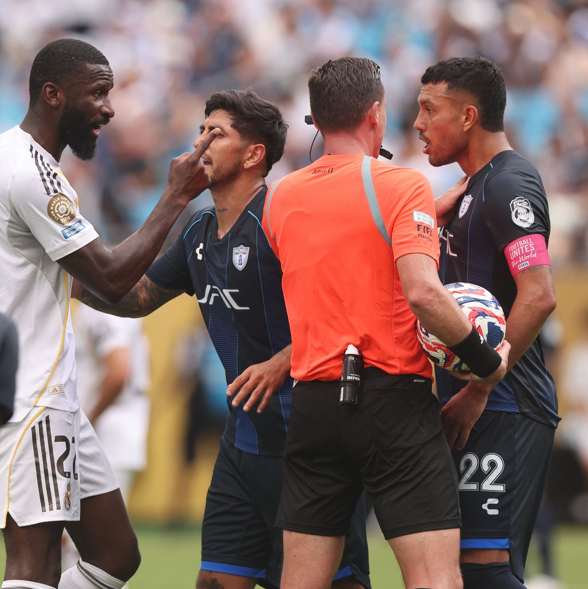 Antonio Rüdiger (l) streitet mit Gustavo Cabral von CF Pachuca (r), dem er eine rassistische Beleidigung vorwarf. - Foto: David Klein/CSM via ZUMA Press Wire/dpa